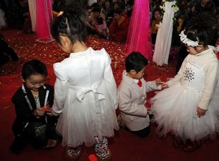 幼儿园孩子办“集体婚礼”