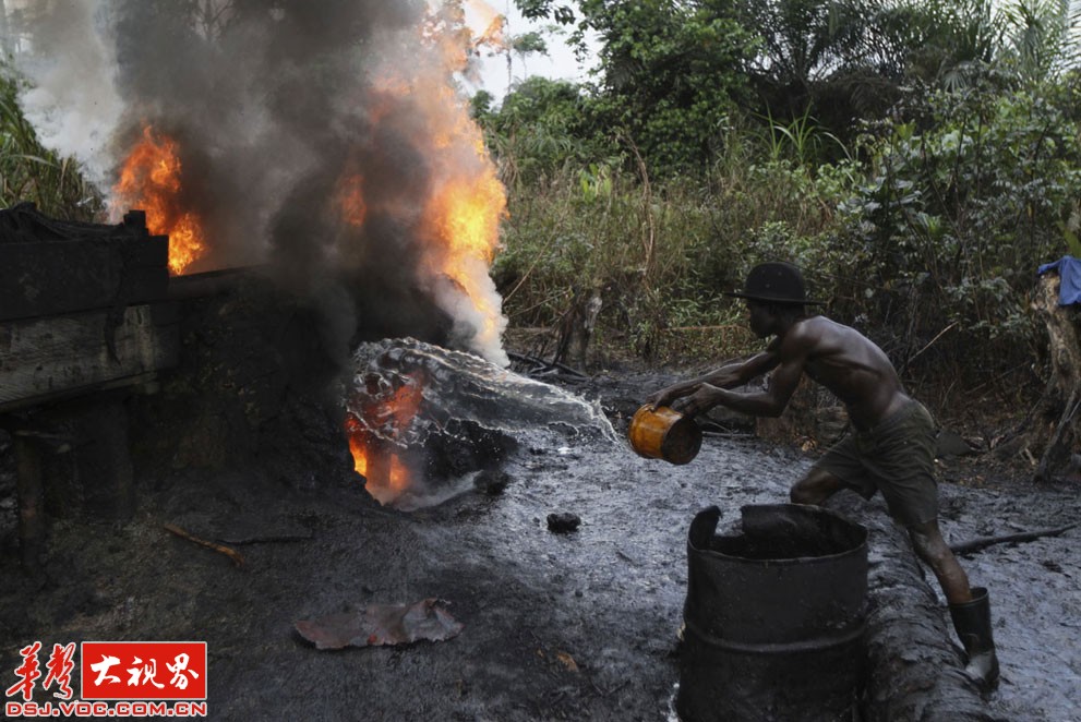 ebiowei用水浇灭炼油器内的火焰.