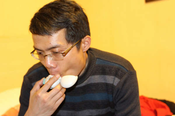 &nbsp;(有些时候,张海超需要吸药扩展肺气管,走路对於张海超来说也是