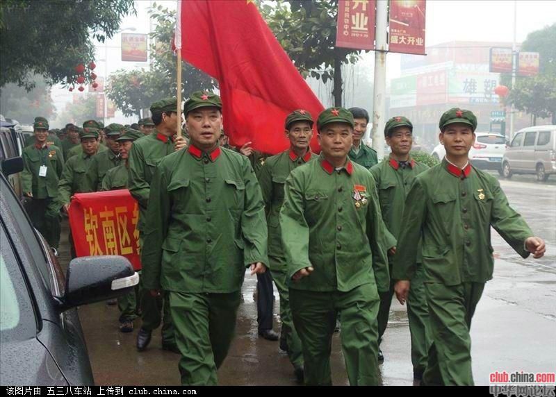 对越作战老兵戎装再聚首 纪念越战34周年