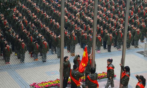 长沙市雨花亭小学的学生在教室里朗读课文.