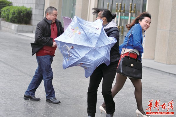 未来一周降温阴雨持续看大风中的长沙美女们