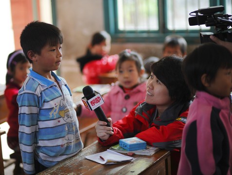 图为"帮女郎"夏彬)    大陆慈善应始於"回归本位"   从"郭美美"事件