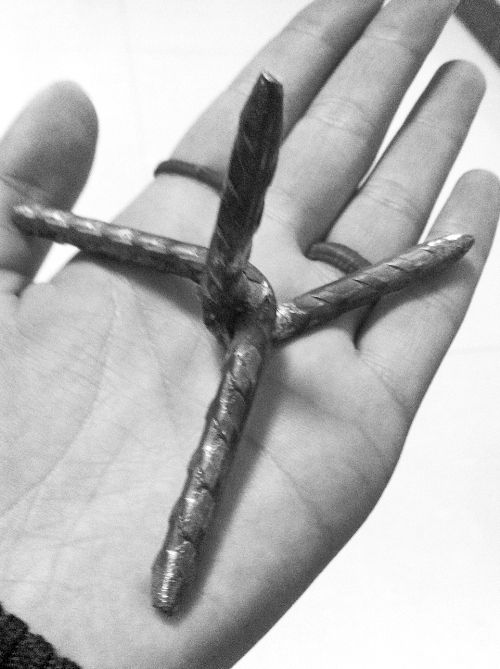 京港澳高速修车铺为让车爆胎 沿途47公里撒"铁蒺藜"