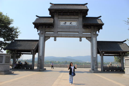 渡口在湘江两岸各有一牌坊,东边的为"文津",西边的为"道岸".