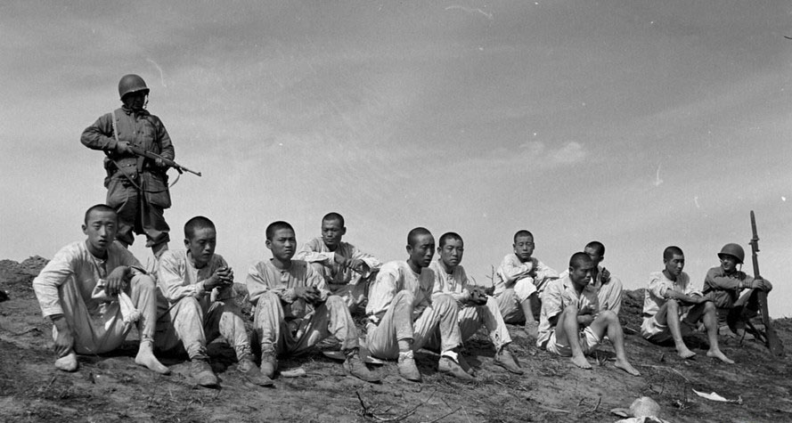 联合国军虐杀朝战俘士兵被剥光