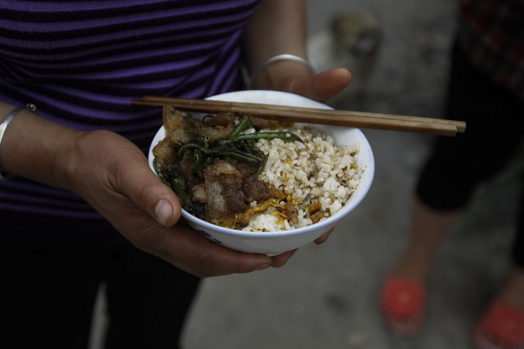 杨顶琼的连襟为她准备了头七的米饭和菜.李隽辉 摄