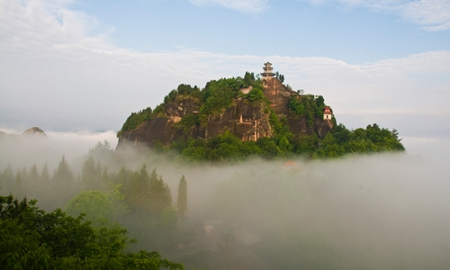 5月1日清晨,雨过天晴,龙山县太平山景区出现壮观的云海景象,有如仙境.