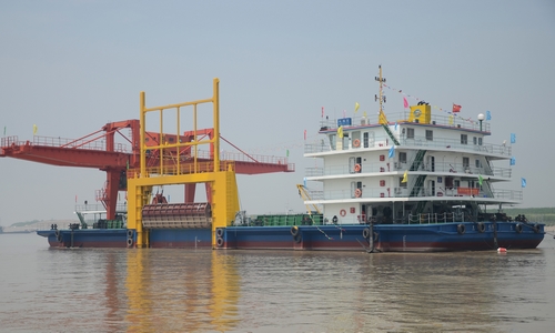 国内内河最大的抛石工作船在岳阳顺利交接