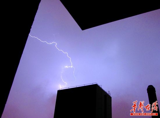 5月7日,长沙市上空雷闪频频 实习记者 唐俊 摄