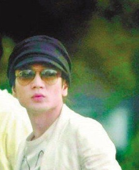 京城四少王烁开豪车打人 没被拍却抢人手机