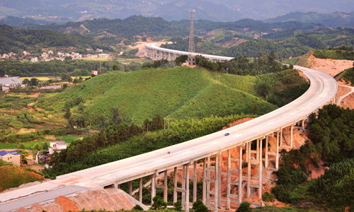 7月18日,洞新高速公路第14标段连村跨江高架桥雄姿.