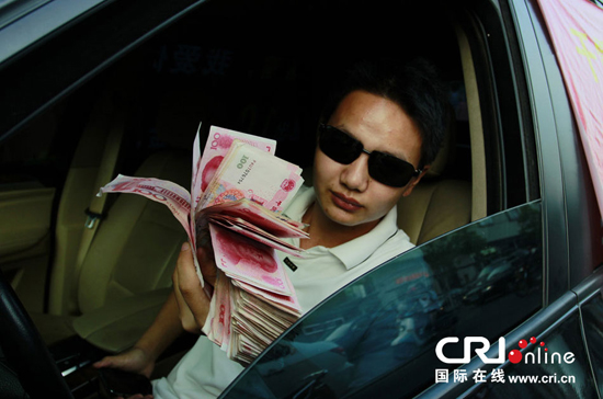 [娄底]"宝马男"当街"炫富" 邀干露露漂流