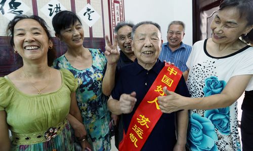 52年党龄的苏老曾奋不顾身,冲进浓烟和烈火中,扛出2个随时可能爆炸的