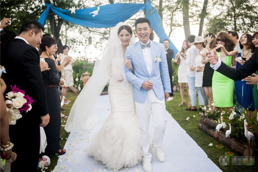 组图陈赫普吉岛大婚与新娘深情拥吻幸福落泪
