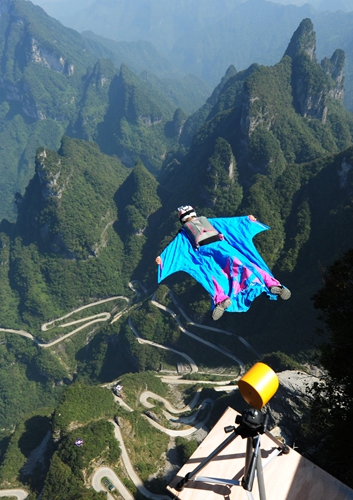 翼装飞行选手在天门山进行适应性训练