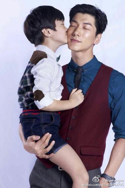 时装周的中国男模张亮和他的儿子张悦轩,这对在节目中最潮的明星父子