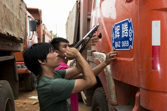 长沙渣土车撤换新门徽 420元"身价"引争议