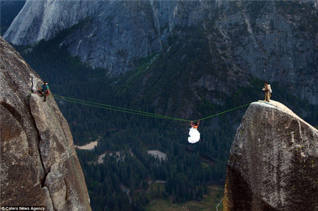 新婚夫妇千米高空婚礼 新娘成绳索飞人(图)