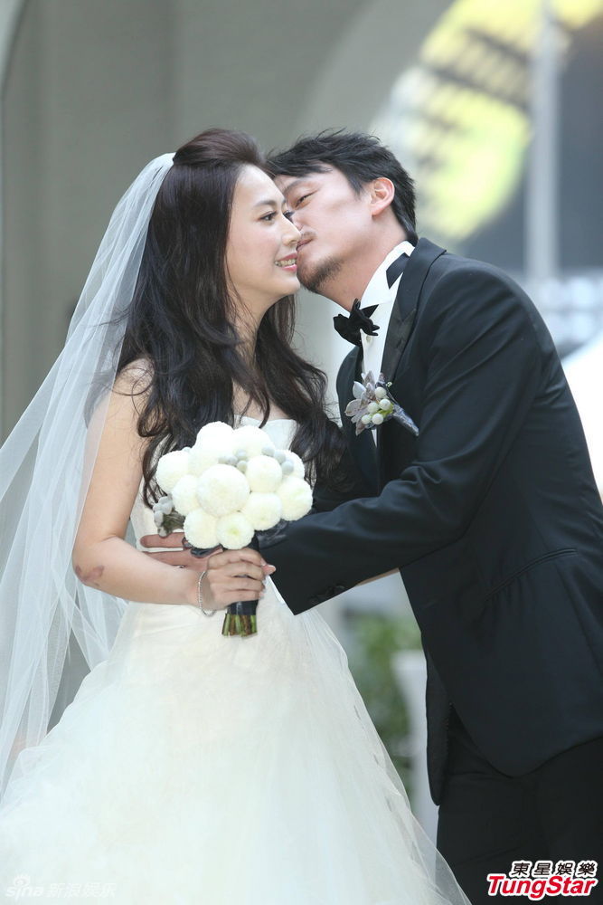 张震婚礼大牌多 旧爱舒淇拥抱新娘送祝福