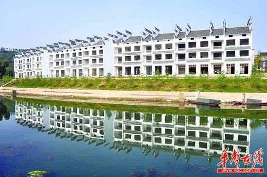 冷水江市金竹山镇资江村麻溪河旁,一排仿古建筑已经封顶.