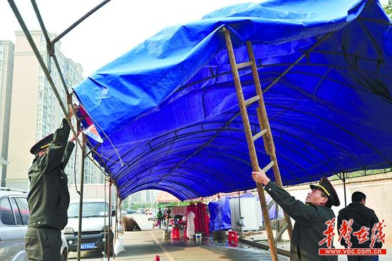 长沙市民马路搭棚设宴 司机出门被堵无奈逆行