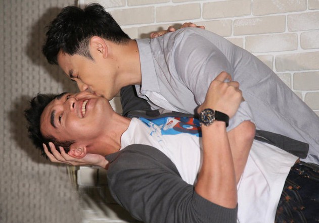 邓超佟大为激情"男男吻" 盘点娱乐圈基情四射瞬间