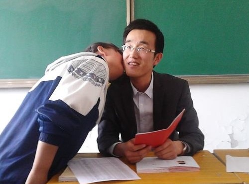 [不雅]甘肃老师索吻事件     新意有余,优雅不足的师生告别   回顾:8