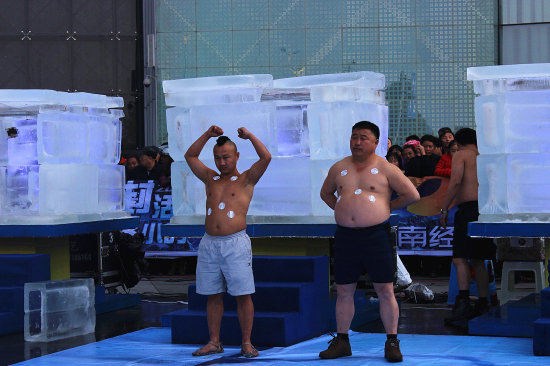 湘西"火娃"向勇与"黄山北极熊"崔德益正在热身.实习生 宋晨琳摄
