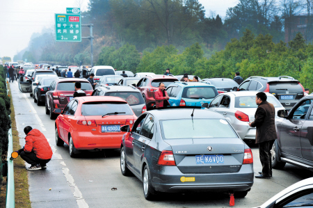 返程高峰来临 南下请错峰出行