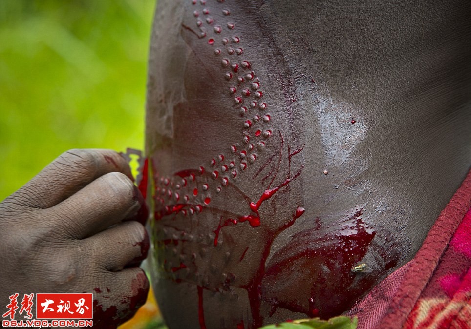 好恐怖的纹身过程