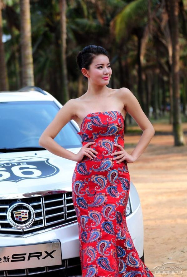 裴优,付安琪,杜虹麒4位"第一美差天团"佳丽,在椰风海韵间,与凯迪拉克