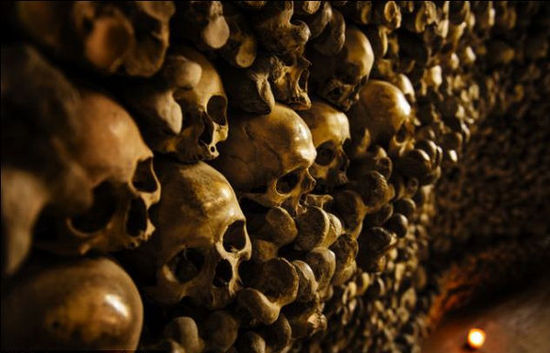 波兰恐怖人骨教堂:墙壁和天花板上镶满骷髅