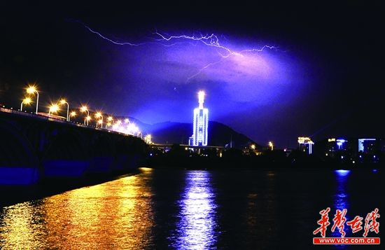 3月28日晚,长沙上空电闪雷鸣,一时间暴雨倾盆 记者 唐俊 摄