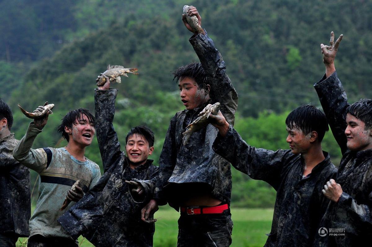 苗族传统姊妹节举办抓鱼大赛 现场欢乐