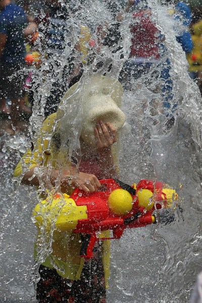 男子泼水节趁机猥亵妇女被抓组图