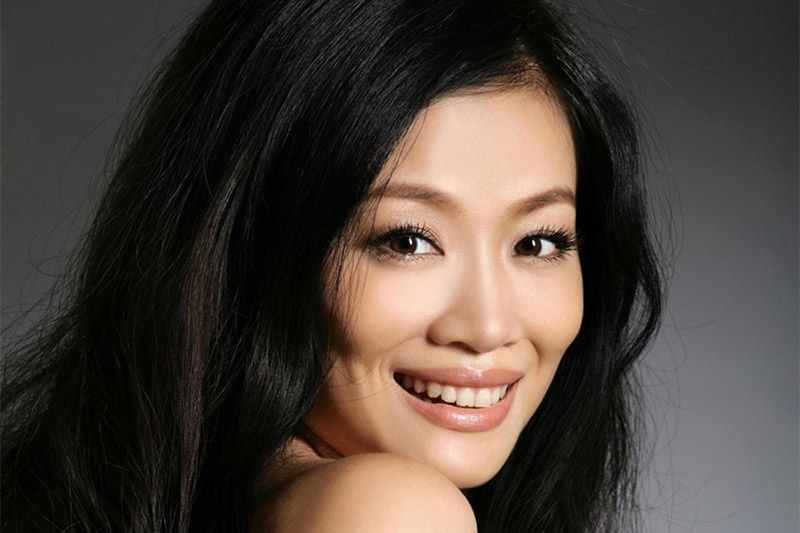 曾子墨,1972年生於北京,凤凰卫视知名主持人.