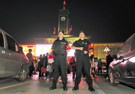 長沙火車站等地特警日夜實彈巡邏