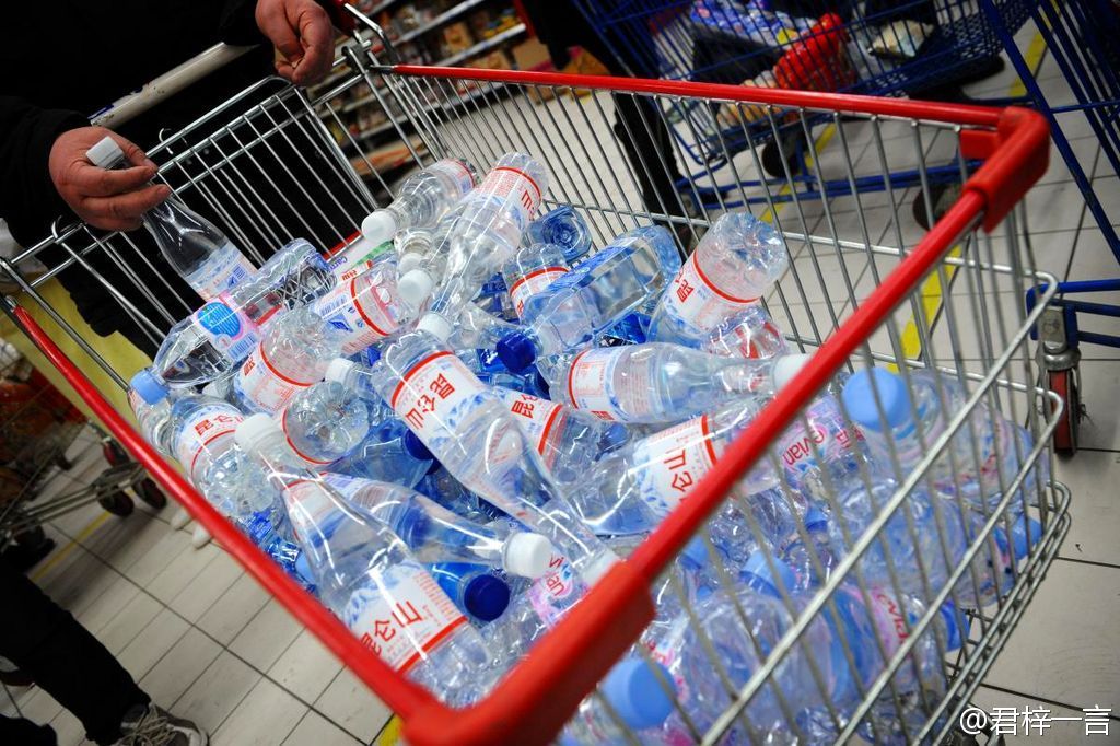 图为市民超市抢水