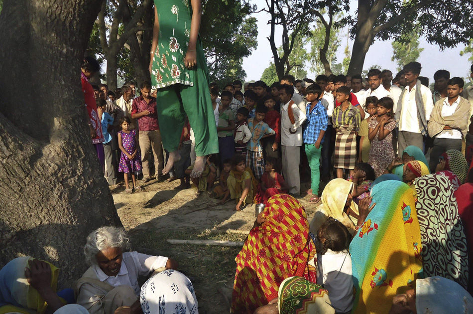 印度一对表姐妹姐妹遭轮奸尸体被吊在树上图