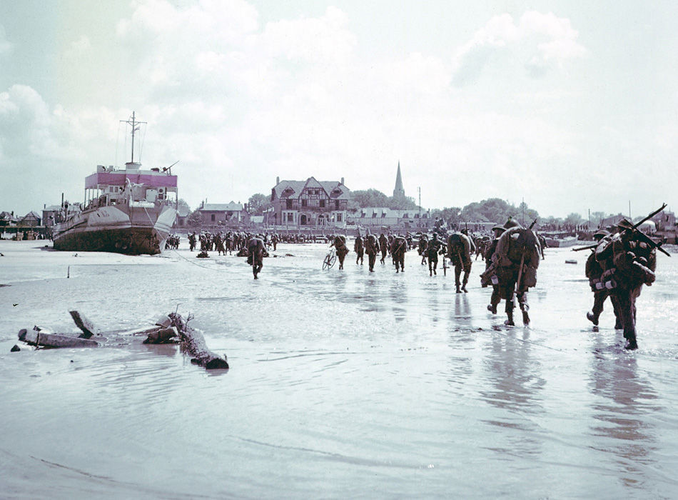 1944年6月6日,在朱诺海滩登陆的加拿大军队.