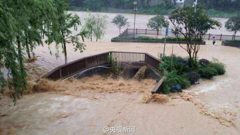 重庆巫溪县遭特大暴雨 道路中断成孤岛
