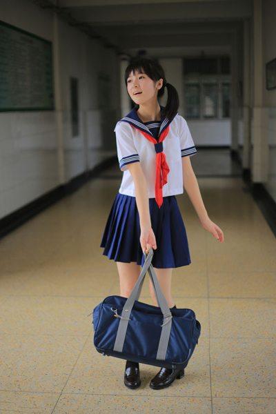 假小子變美少女 14歲徐嬌穿制服裝慶祝開學