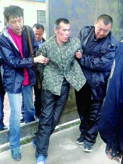 发现在逃人员王大民的村民在讲述事件经过 摄/法制晚报记者 杨益