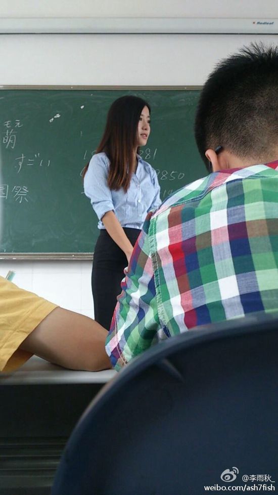 别人家的老师走红蹭课学生太多换大教室