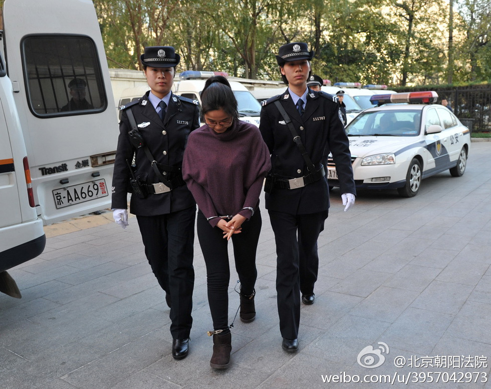 18日8时33分,被告人杨秀宇,卢梅被提押至法院