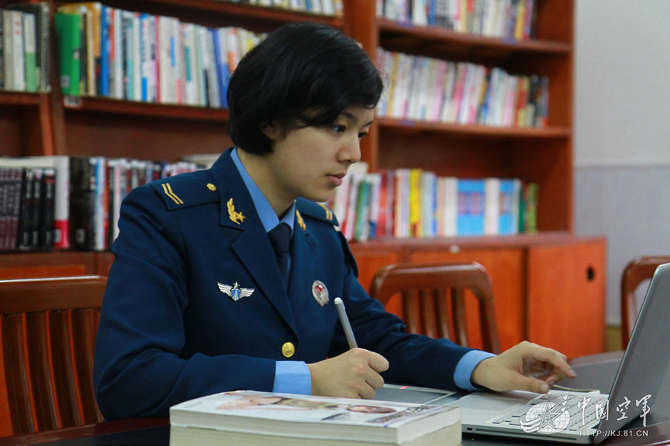 退伍季:女大学生士兵放弃名校深造留部队