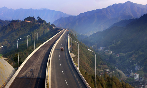 是我省"五纵七横"高速公路网中的第三横——娄底至怀化高速公路的西段