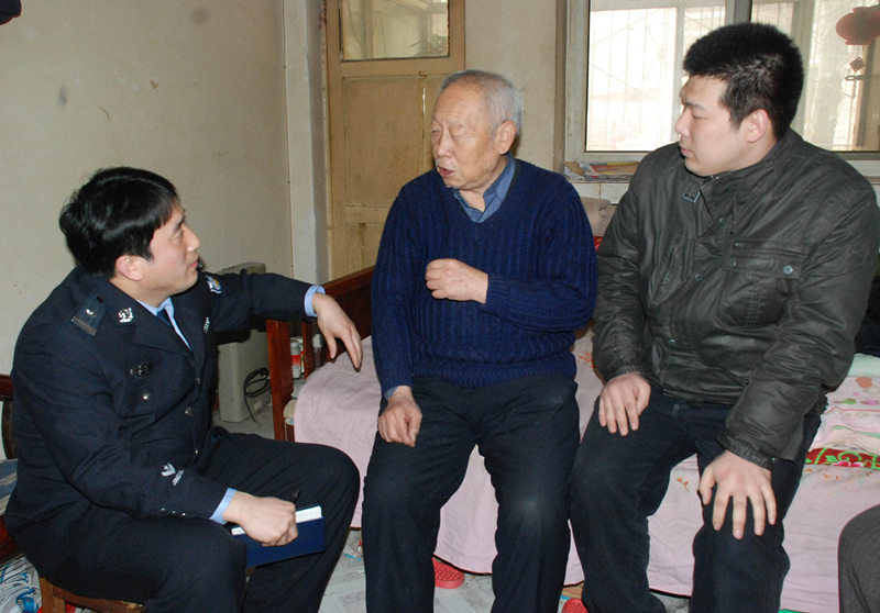 【行进中国 精彩故事】"片儿警"李志辉:社区空巢老人的"编外儿子"