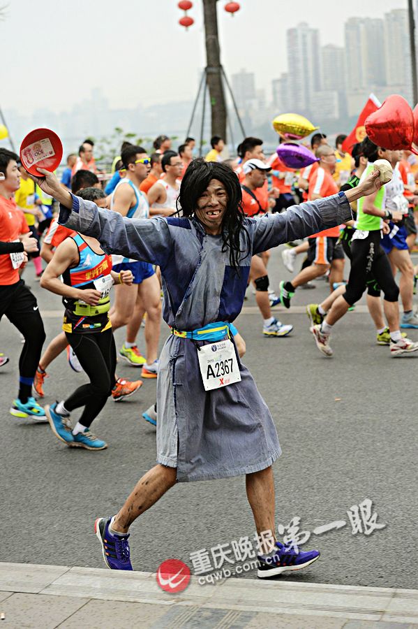 重庆国际马拉松赛开跑 众美女现场搞怪